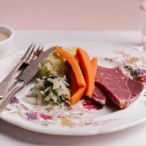 Corned Beef, mashed potato, carrots, cabbage and mustard sauce – Micro Meal